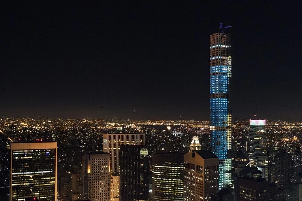 Ein Foto von einem hohen Gebäude, das andere Gebäude überragt. Das Gebäude steht sinnbildlich für Wettbewerbsvorteile im Sinne der VRIO-Analyse.